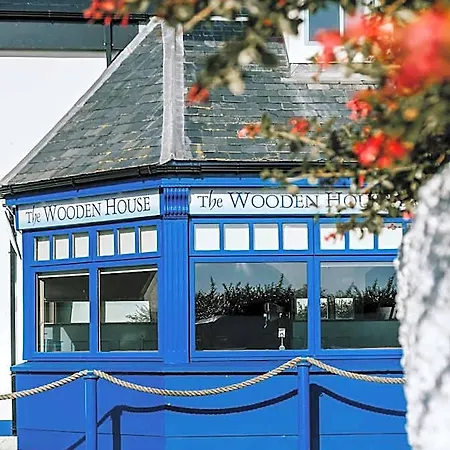 The Wooden House Отель Килмор-Ки